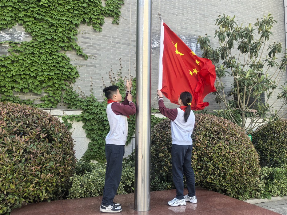 全校3个孩子1名老师升旗高唱国歌升旗仪式，全校师生共唱国歌，传承爱国情怀